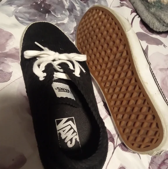 VANS - Picture 2 of 3